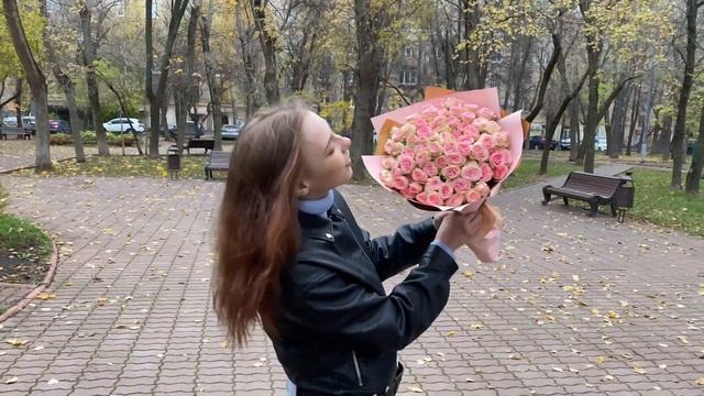Букет из 25 кустовых роз Babby Follies смотреть онлайн