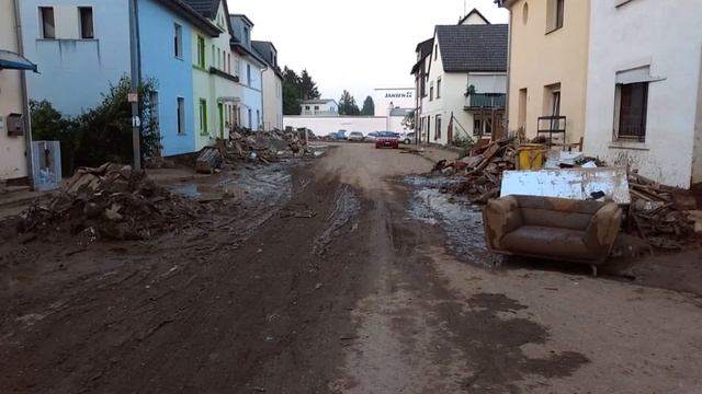 Ahrweiler in Flut-Not, Aloisius Grundschule Ahrweiler - freiwillige Flutopferhilfe 072021 смотреть онлайн