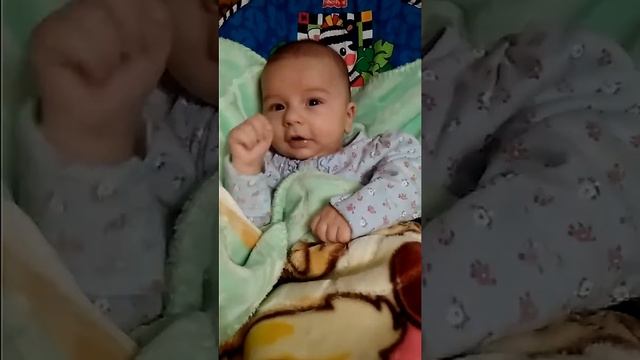 Ребенок смешно чихает смотреть онлайн
