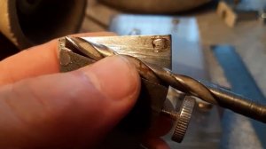 Приспособление для заточки маленьких сверл / Homemade small drill bit shapening jig