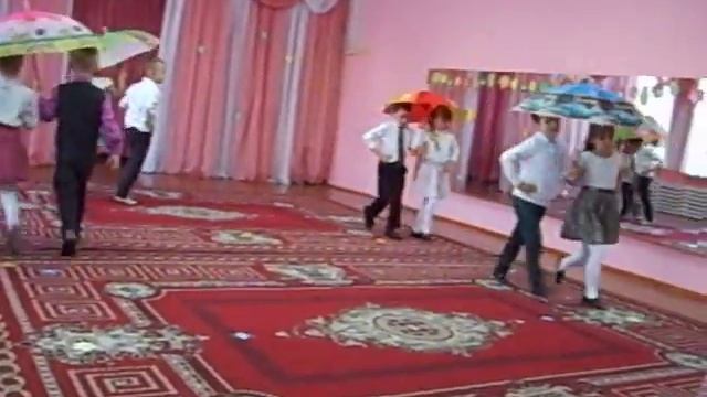 Детский танец с зонтами "Дождик" - Kids dance with umbrellas "Rainy Day" смотреть онлайн