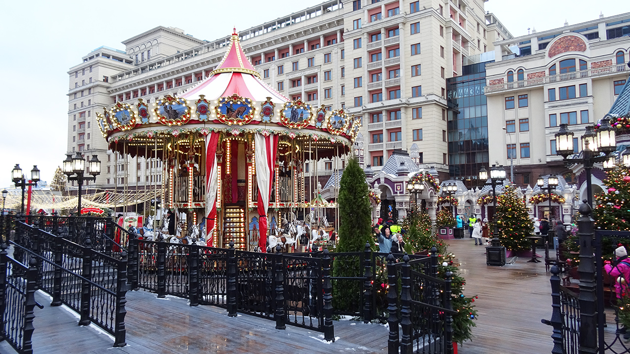 Путешествие в рождество 2024 на Площади Революции в центре Москвы