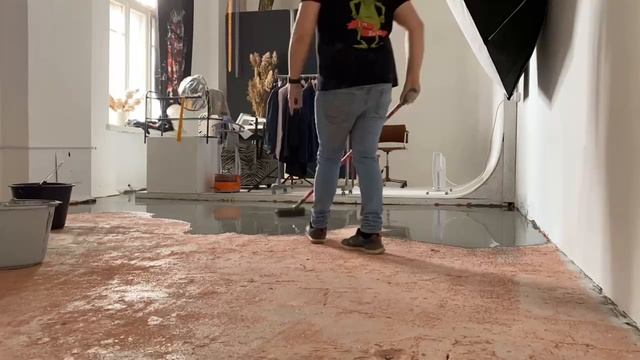 Наливной пол своими руками. Гайд по заливке. Рабочий процесс почти ВЛОГ смотреть онлайн