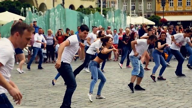 The biggest bachata flash mob! [Deja vu - Shakira & Prince Royce] смотреть онлайн