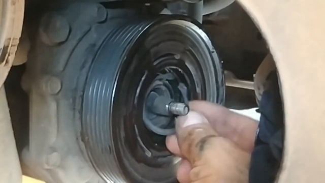 Шелест шкива кондиционера Skoda Octavia Tour. Смазываем подшипник прямо на месте. Не сложно смотреть онлайн