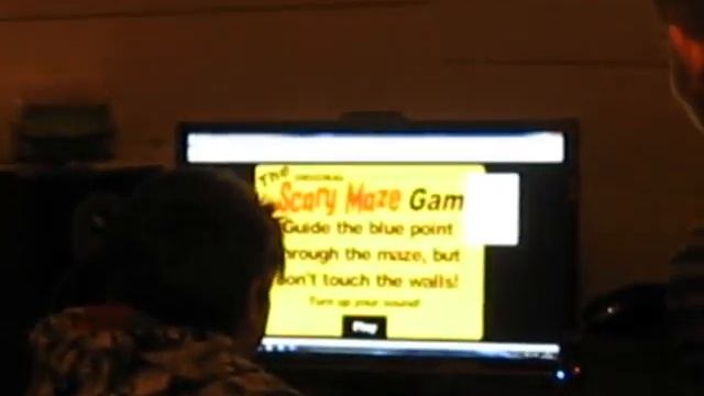 Child get scared by scary maze game (very funny) смотреть онлайн