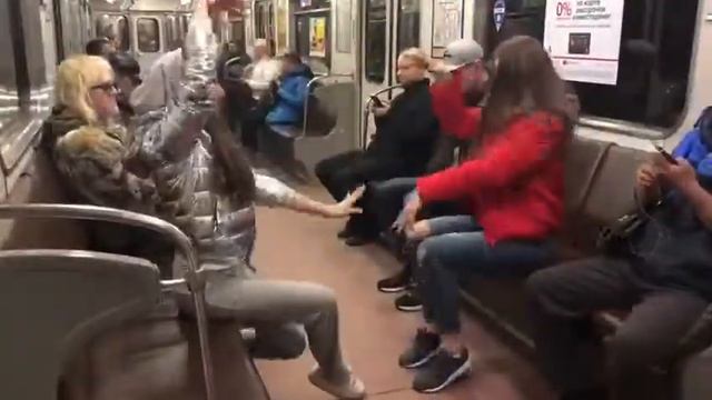 ТАНЦЫ В МЕТРО / СПБ / ПИТЕР / ТАНЦЫ/смешные видео смотреть онлайн