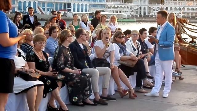 Антонина Шаповалова и Елена Карнаухова на дефиле в Севастополе в Артбухте смотреть онлайн
