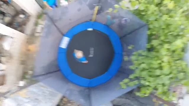 Дети прыгают на батуте FunFit смотреть онлайн