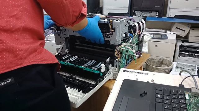 How To Remove | Paper Jam in Output Bin | HP LJ Color Pro M452dn смотреть онлайн