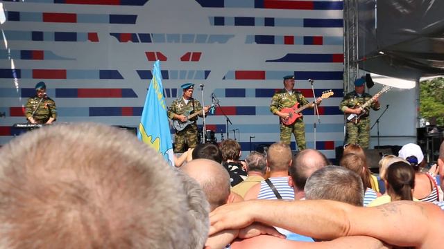 Голубые береты исполняют Синюю птицу. 2 августа 2017. смотреть онлайн