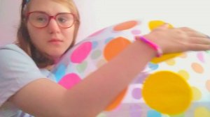 Женщина с сильными лёгкими надувает мяч