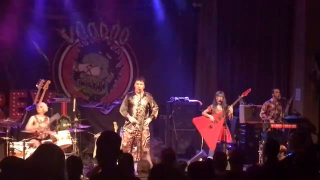 Igor and The Red Elvises - Closet Disco Dancer 2018 смотреть онлайн