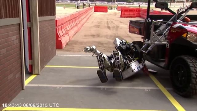 Robots vs. Door at DARPA Robotics Challenge смотреть онлайн