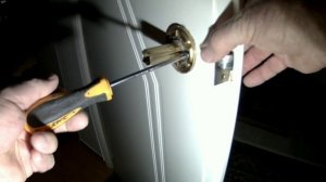 Разбираем дверную ручку- защёлку (шар) межкомнатной двери.