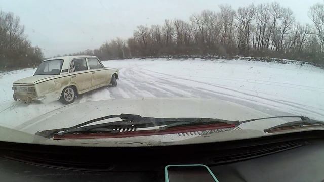 Зимний дрифт на Жигулях #жигули #дрифт #зима смотреть онлайн