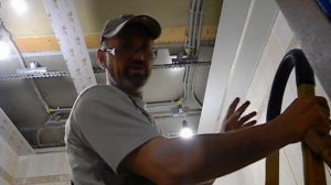 ПРОСТОЙ СПОСОБ УСТАНОВКИ ПОДВЕСНОГО РЕЕЧНОГО ПОТОЛКА.