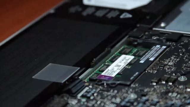 Как установить оперативную памяти в Unibody MacBook Pro. смотреть онлайн