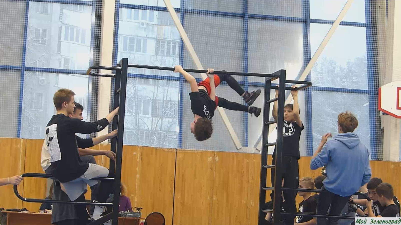 Младшая группа команды стрит воркаута «Р.У.С.Ъ» на новогоднем празднике в ФОК «Радуга»