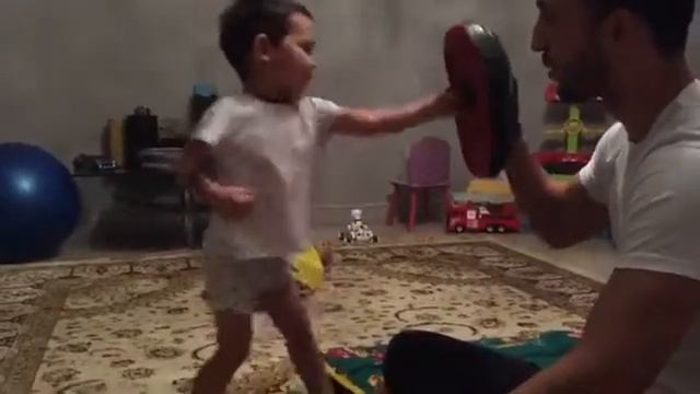 Маленький боксёр 2 года бьет лапы смотреть онлайн