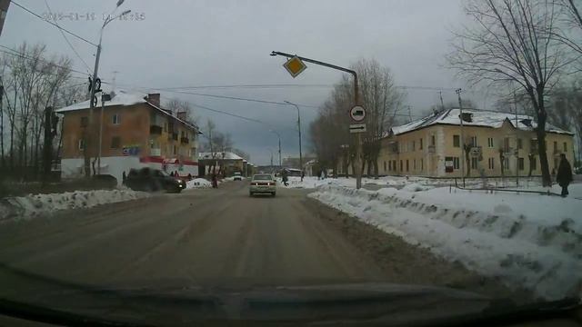 Тагил.Вагонка.Ул.Ильича.Хорошие тормоза и реакция водителя спасла. смотреть онлайн