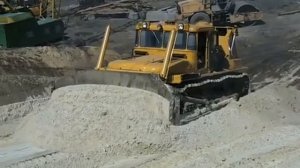 Бульдозер ДЭТ-250 толкает песок