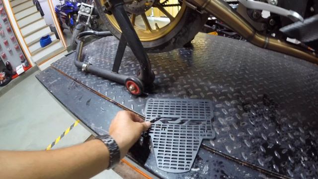 Yamaha R15 V3 Radiator Guard Unboxing And Installation | How To Buy In India? смотреть онлайн
