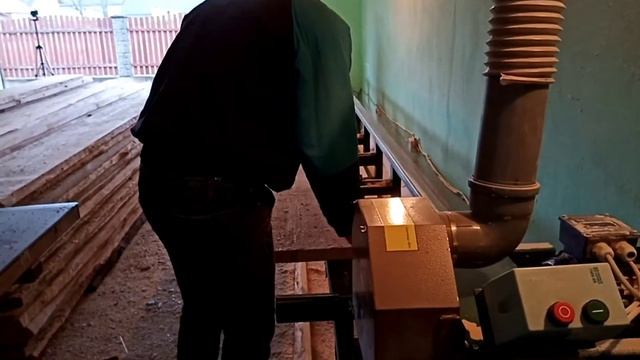 Круглопильний станок для розпилювання дощок смотреть онлайн