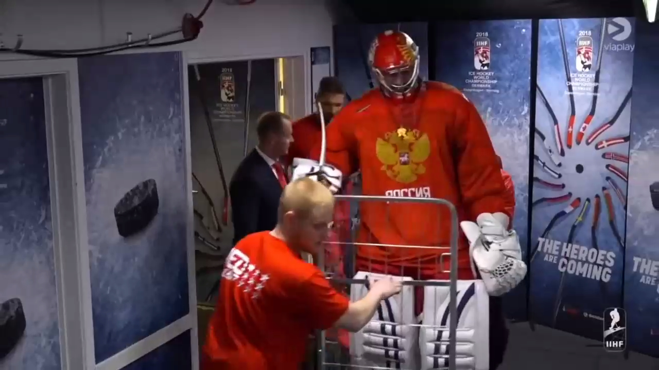 Вратаря сборной России по хоккею выкатили на лёд на тележке смотреть онлайн
