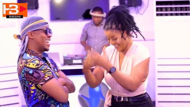 MAMA MTOTO WA CHEGE AFUNGUKA KUFANYA PEKUPEKU YA CHEGE смотреть онлайн