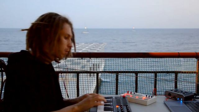 Melodic Techno Live (Mpk mini + Volca Sample) смотреть онлайн