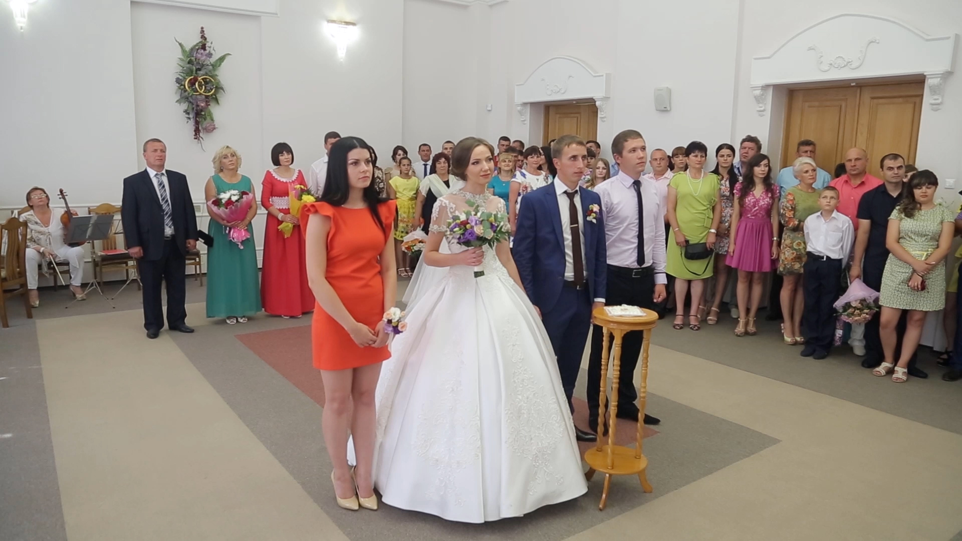 Счастливые жених и невеста на регистрации в загсе смотреть онлайн