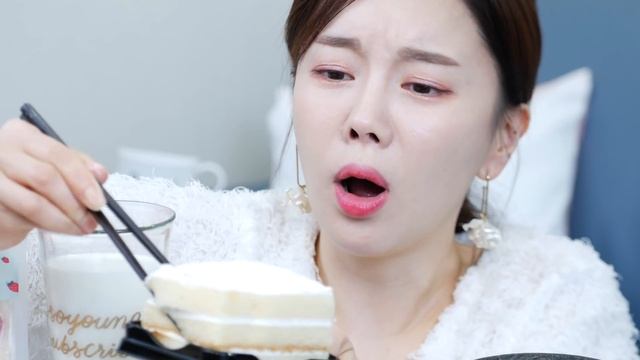 [Mukbang ASMR] ? Black & White ? 블랙 앤 화이트 편의점 음식 먹방 Convenience Store Food Color Challenge Ssoyoung