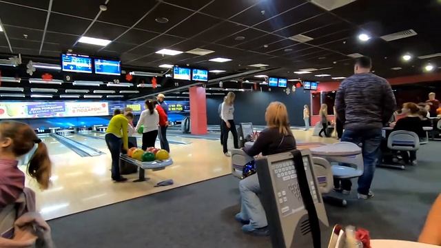 Играем с детьми в БОУЛИНГ! Весело проводим время! смотреть онлайн