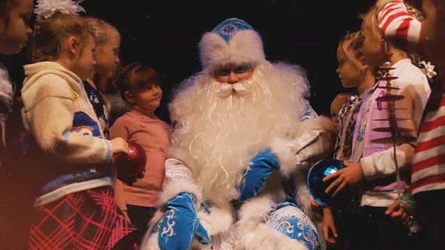 Новогодний ролик «КОГДА ЗАЖИГАЮТСЯ ЁЛКИ!» смотреть онлайн