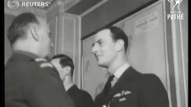 Polish General Sikorski decorates RAF pilots (1941) смотреть онлайн