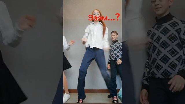 танцую в школьном коридоре Queencard! ЭТО ТРЕШЬ!!! 🤣 РЖАКА!