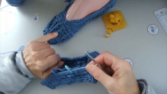 МАСТЕР КЛАСС СТИЛЬНЫЕ СЛЕДКИ ТАПОЧКИ НА 2 СПИЦАХ УЗОР КОСА РЕЗИНКА БЫСТРО EASY "YAYA"! | ХАНИ И АНH смотреть онлайн