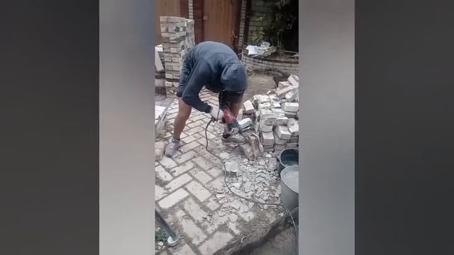 Робота перфоратором ( чистка кирпича ) смотреть онлайн