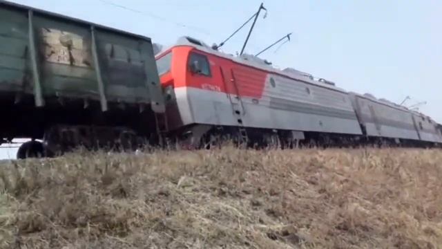 Приветливый сдвоенный. Электровозы 3ЭС5К-645 и 284 "Ермак" со сдвоенным поездом и приветом смотреть онлайн
