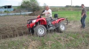 Квадрацикл и плуг, вспашка земли квадрациклом