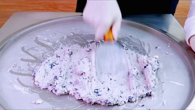 Blueberry Ice Cream Rolls Street Food - ايس كريم رول ب التوت الأزرق