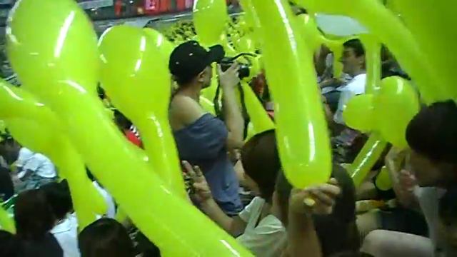 Fukuoka Everyone With Their Balloons At The Baseball Game смотреть онлайн