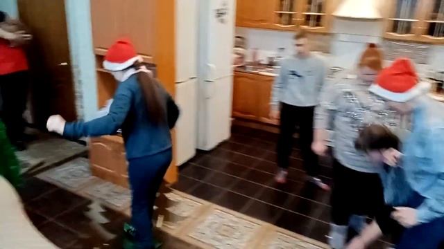 Наш семейный НОВЫЙ ГОД!!! / Жить дешево и сердито смотреть онлайн