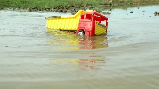 Кобры помогли вытащить грузовик из болота смотреть онлайн