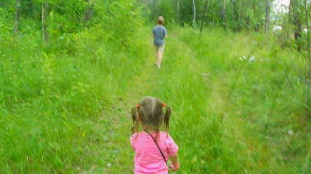 ВЛОГ. Прогулка по лесу. Пускаем пузыри. смотреть онлайн