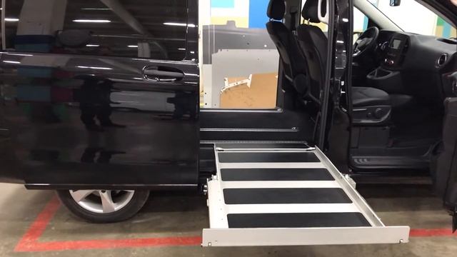 Автомобиль для перевозки людей с ограниченными физическими возможностями.