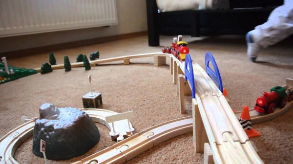 Деревянная железная дорога с паровозиком на батарейках