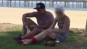 Чел снимает трусы с телок