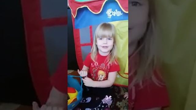Аня и Саша рассказывают стишки и поют песенку про елочку. смотреть онлайн